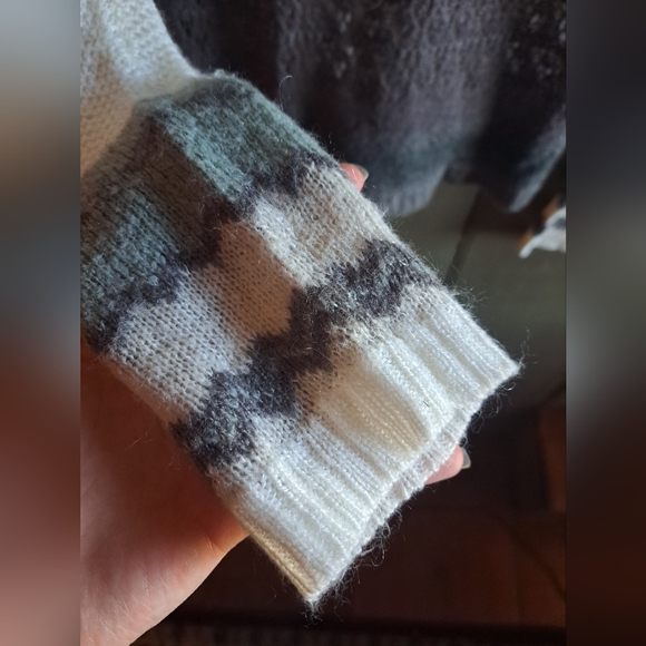 Hinge green and white lightweight sweater. Size medium. - Picture 3 of 4